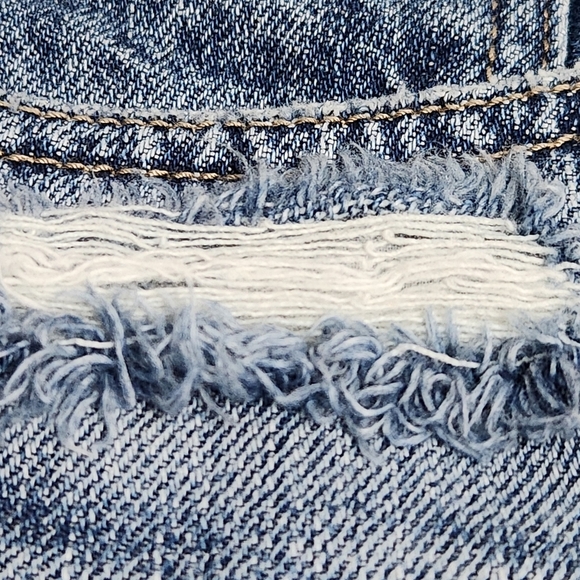 American Eagle Tomgirl distressed denim shorts 8 - Picture 6 of 16